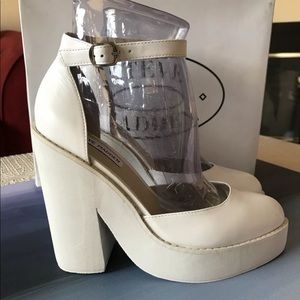 🌹NEW! Steve Madden White Leather Platform Heels